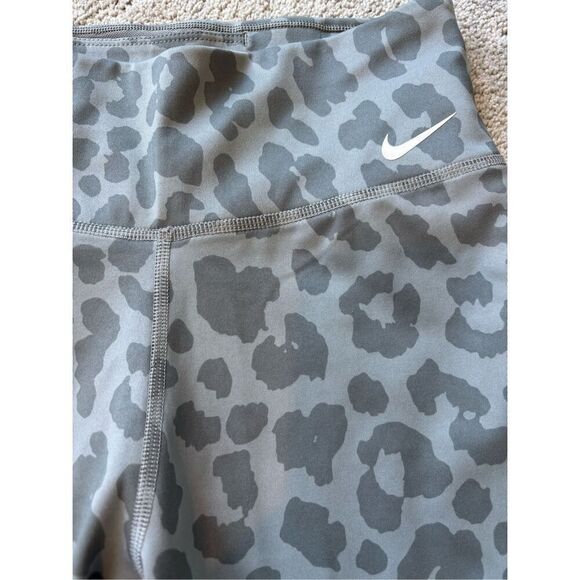 NWOT Nike gray leopard bike short 7” , $58 Sm B12 - Picture 3 of 6